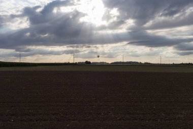 çok güneşli Güney Almanya'da Ağustos yol contrastful bulutlu gökyüzü yeşil tarlalarda yanında gördüğünüz