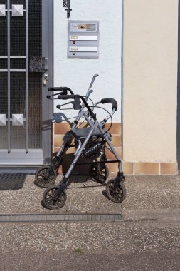 Rollator Güney Almanya kırsalında sıcak Temmuz yaz günü evin kapısının önünde