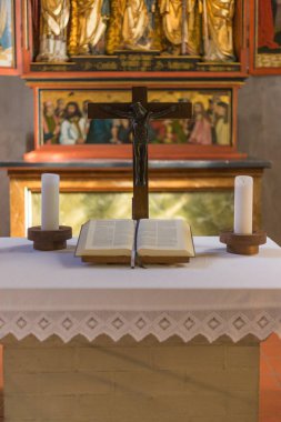 Güney Almanya'da Güz, tarihsel bir şehirde bir Şapel süsler ve Bayramı ve tavanlar gibi banklar ile görmek ve duvar panoları ve kapı kilidi sanat çalışmaları bir güneşli Pazar düşmek