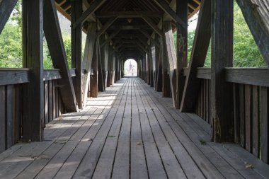 Bavyera bir tarihi şehir Güney Almanya'da yaz eski, eski bir ahşap köprü bile zaman dinlendirici bir tatil için çok romantik bir yer olduğunu
