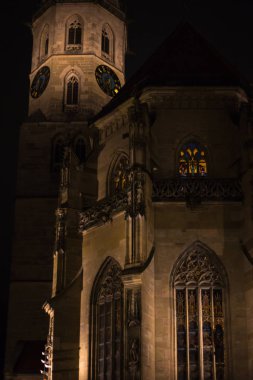 Kasım sonbahar gece, bir şehir metropoles Münih ve stuttgart yakınındaki güney Almanya kırsalında Katolik Kilisesi'nde