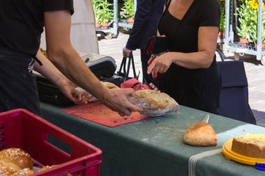 sebze meyve kırmızı sarı ve turuncu renk ve ahşap kutular Güney Almanya'da semt pazarı ve onlara gıda satın alma