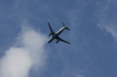 Haziran ayında Güney Almanya çok güneşli bir günde bir modern jet uçağı yüksekte görmek