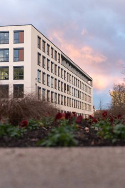 günbatımı sonbahar renkli gökyüzü ve bulutlar Güney Almanya Münih ve stuttgart yakınındaki tarihi kent içinde ofis binaları
