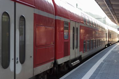Tren raylar ve Güney Almanya'da trainstaition, Ağustos yaz sabahı işaretleri