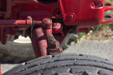 tafsilât-in motor motor ve araçları ile kırmızı ve yeşil renkte eski traktör