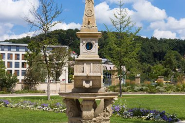 sunclock Güney Almanya Temmuz yaz günü mavi gökyüzü ile tarihsel rokoko Park'ta