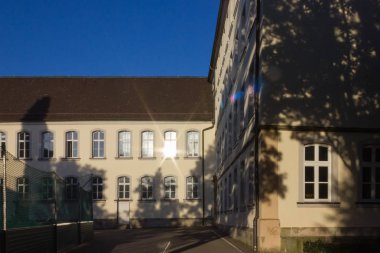 cephe mimarisi ve Eylül ayında bir şehir ağaçlarının city stuttgart yakınındaki Güney Almanya'da sezon sonbahar