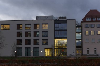 günbatımı sonbahar renkli gökyüzü ve bulutlar Güney Almanya Münih ve stuttgart yakınındaki tarihi kent içinde ofis binaları