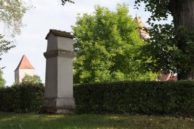 Bavyera bir tarihi şehir Güney Almanya'da, yaz aylarında bile zaman dinlendirici bir tatil için romantik bir yer eski kuleler ve çatı lambaları ve yeşil yollar ile göster