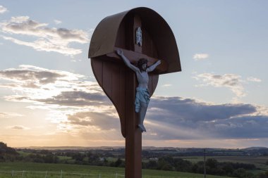 bir Eylül akşam gökyüzü güney Almanya stuttgart şehir aşağı gidiş güneşin turuncu ve sarı renkleri gri mavi yakınlarındaki kırsal alanda üzerinde haç