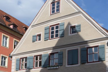 Bavyera bir tarihi şehir Güney Almanya'da yaz, eski ahşap Ahşap çerçeve yapılar pencereler, kapılar ve deecorations bile zaman dinlendirici bir tatil için çok romantik bir yer vardır