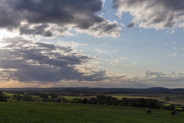 günbatımı kırsal manzara ve rengi mavi ve sarı ya da turuncu gökyüzü güney Almanya stuttgart şehir yakınındaki bir kırsal kesimde Tarih alanıyla üzerinde Eylül akşamı