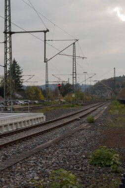 Trainstation tarafından geçen tren ve Münih ve stuttgart yakınındaki güney Almanya şehirde altyapısıyla raylar ile