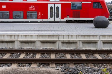 Trainstation tarafından geçen tren ve Münih ve stuttgart yakınındaki güney Almanya şehirde altyapısıyla raylar ile