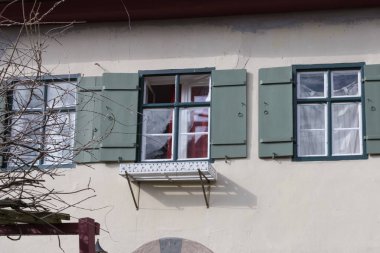 Bavyera bir tarihi şehir Güney Almanya'da yaz, eski ahşap Ahşap çerçeve yapılar pencereler, kapılar ve deecorations bile zaman dinlendirici bir tatil için çok romantik bir yer vardır