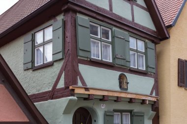 Bavyera bir tarihi şehir Güney Almanya'da yaz, eski ahşap Ahşap çerçeve yapılar pencereler, kapılar ve deecorations bile zaman dinlendirici bir tatil için çok romantik bir yer vardır