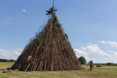 çok güneşli bir yaz ortası festival şenlik ateşi için Güney Almanya'da Ağustos woodpile bir çadır yanında şu büyük bir yangın için yazmadan önce görüşürüz