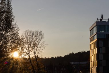 Mimari Cephe ve binalar bir şehir bir Ekim tarihleri arasında Batı Almanya'nın ayrıntılarda sonbahar akşam parlak günbatımı