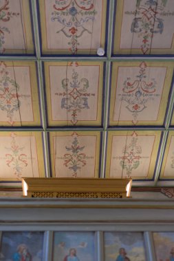 bir şehir Güney Almanya'da Güz, chapelle süsler ve Bayramı ve tavanlar gibi banklar ile görmek ve duvar panoları ve kapı kilidi sanat çalışmaları bir güneşli Pazar düşmek