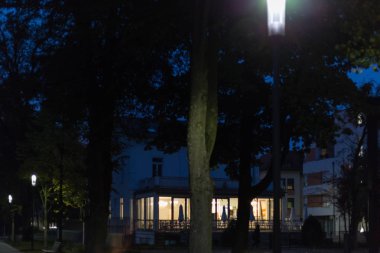 tarihsel cephe duvar ve bir kafe restoran lambalar ve Güney Almanya City stuttgart town yakınındaki bir Ekim gecesi ışıklar