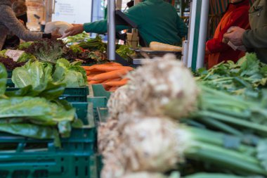 tüccar ve yerel haftalık Pazar Ekim güneşli bir sonbaharda Güney Almanya'nın kırsal kırsalında ziyaretçi