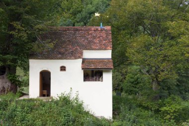 Yolculuk tutkusu Şapel Güney Almanya kırsal kırsal bir Eylül günü eski bir meşe ağacı