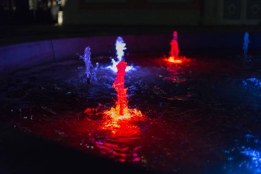 bir şehir Güney Almanya'da Ekim ayında başlangıcı, bir parkta geceleri renkli Çeşme Güz sezon romantik bir restoran önünde