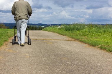 yeşil alan ve mavi gökyüzü rollator yaz Eylül city stuttgart yakınındaki kırsal manzara burada güneşli gün ucundaki komuta sizde ile yanında bir yolda