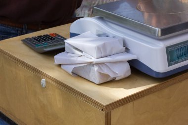 Paketleme-ambalaj ve ambalaj ve Güney Almanya tarihi şehir, semt pazarı bazı peynir çeşitleri, bir yaz sabahı Porsiyonlama