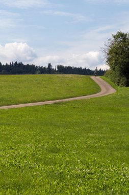 bisikletçiler Münih şehir ve stuttgart yakınındaki Güney Alman kırsal bir mesafe görünümde güneşli bir yaz