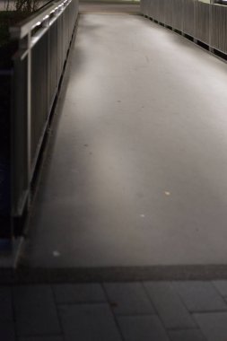 Güz ay Ekim led ışıkları ile stuttgart yakınındaki Güney Alman şehirde gece yaya köprüsü