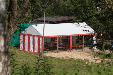 Münih şehir ve stuttgart yakınındaki güney Almanya kırsal kırsal kesimde parti bittikten sonra boş bira tabloyla kayan yazı