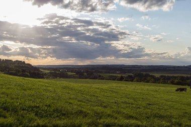 günbatımı kırsal manzara ve rengi mavi ve sarı ya da turuncu gökyüzü güney Almanya stuttgart şehir yakınındaki bir kırsal kesimde Tarih alanıyla üzerinde Eylül akşamı