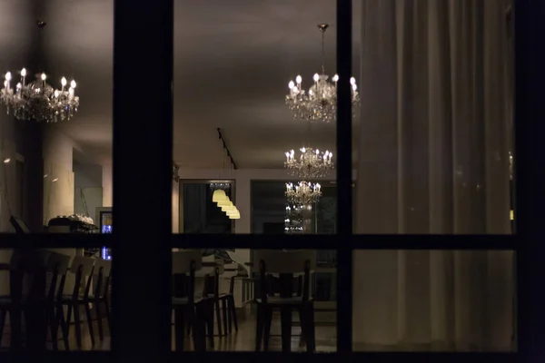 Fachadas Históricas Ventanas Restaurante Cafetería Con Lámparas Luces Una Noche —  Fotos de Stock