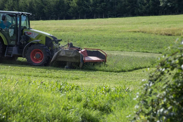 Traktor Haying Gyepszőnyeg Saját Nyári Németország Dél Vidéken — Stock Fotó