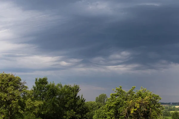 Una Giornata Estiva Luglio Nuvole Molto Scure Piene Acqua Umida — Foto Stock