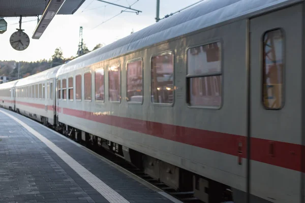 Bahnhof Mit Vorbeifahrenden Zügen Und Schienen Mit Infrastruktur Der Nähe — Stockfoto