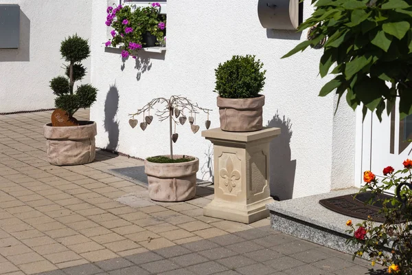 Ländliche Landhausfassaden Mit Gartendekoration Süddeutschland Sommerblauer Himmelstag — Stockfoto
