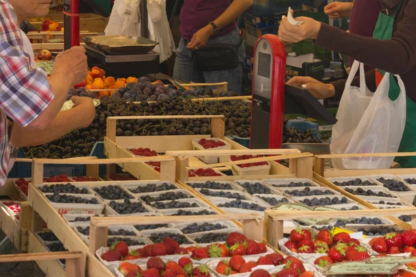Αγορά Λαχανικά Στη Λαϊκή Αγορά Στη Νότια Γερμανία Ξύλινα Κουτιά — Φωτογραφία Αρχείου