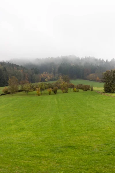 南德国乡村的雾秋季景观 绿色草坪和 Inidan 夏季颜色的树木和叶子旁边的自行车道附近的城市慕尼黑和斯图加特 — 图库照片