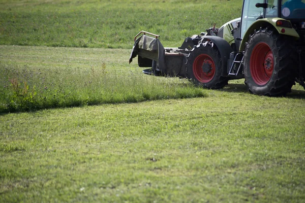 Traktor Haying Gyepszőnyeg Saját Nyári Németország Dél Vidéken — Stock Fotó