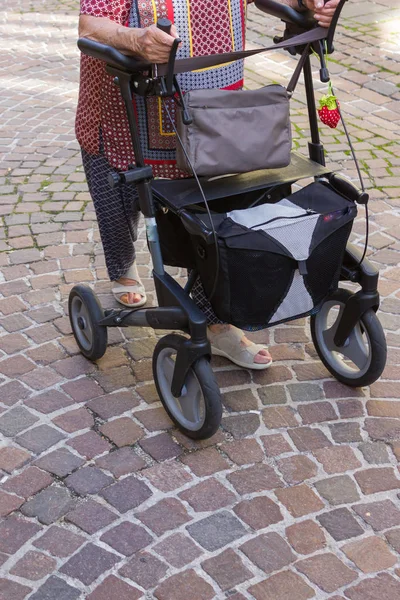 Der Historischen Stadt Einem Straßenmarkt Rollator Mit Seniorin Und Mann — Stockfoto