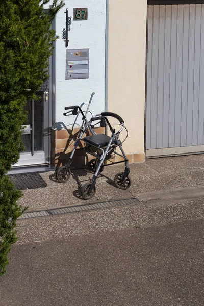 Rollator Vor Der Haustür Einem Heißen Julisommertag Süddeutschland — Stockfoto