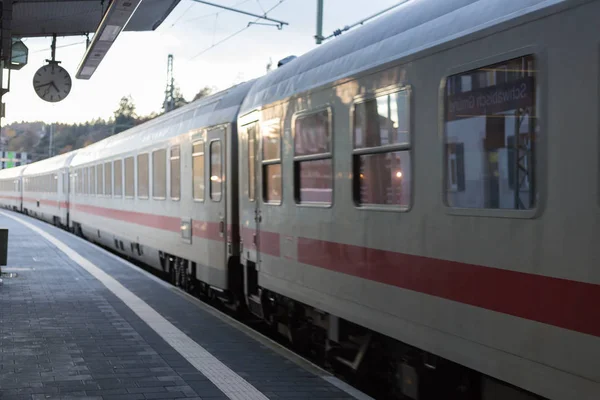 Bahnhof Mit Vorbeifahrenden Zügen Und Schienen Mit Infrastruktur Der Nähe — Stockfoto