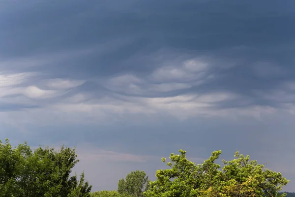 在7月的夏日里 充满湿气的乌云充满了湿气 在即将到来的雷雨中 大量的雨水倾泻而下 — 图库照片