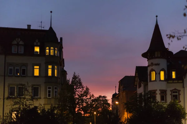 Una Caída Octubre Edificios Nocturnos Ventanas Iluminadas Calles Cielo Ilumina — Foto de Stock