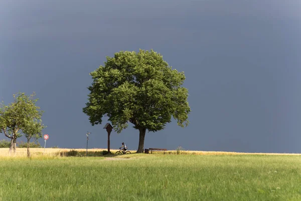 Dia Verão Julho Nuvens Muito Escuras Cheias Água Umidade Antes — Fotografia de Stock