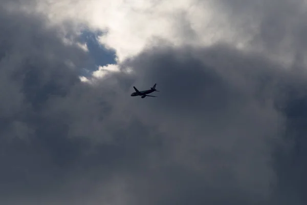 Einem Sonnigen Junitag Süddeutschland Sehen Sie Ein Modernes Düsenflugzeug Hoch — Stockfoto