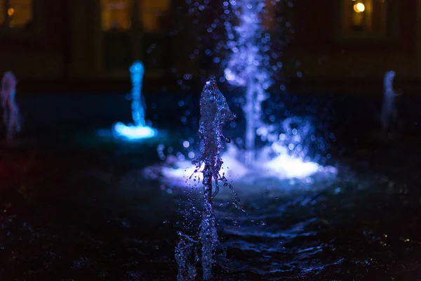 Fuente Agua Colorida Primer Plano Extrema Por Noche Parque Una — Foto de Stock